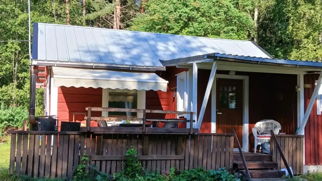 punainen vuokramökki Pohjois-Karjalassa, Rääkkylässä